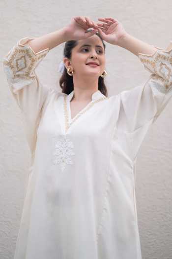 Buy_Daljit Sudan_Off White Cotton Embroidery V-neck, Yes Kurta And Pant Set _Online_at_Aza_Fashions