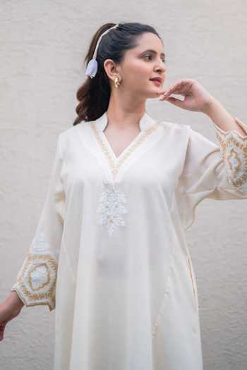 Shop_Daljit Sudan_Off White Cotton Embroidery V-neck, Yes Kurta And Pant Set _Online_at_Aza_Fashions