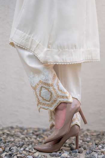Daljit Sudan_Off White Cotton Embroidery V-neck, Yes Kurta And Pant Set _at_Aza_Fashions