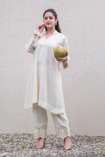 Buy_Daljit Sudan_Off White Cotton Embroidery V-neck, Yes Kurta And Pant Set 