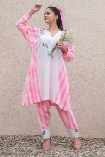 Daljit Sudan_Pink Cotton Embroidery V-neck Striped Phiran Kurta And Salwar Set _at_Aza_Fashions