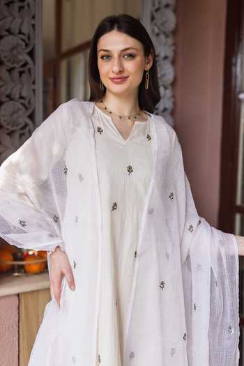 Buy_ASRUMO_Off White Cotton Embroidery V-neck Silly Kurta Set 