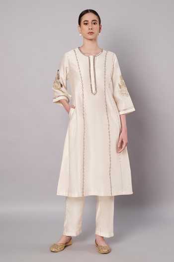 Doux Amour_Ivory Chanderi Round Neck Breeze Trail Floral Embroidered Kurta Set _Online_at_Aza_Fashions