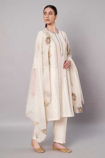 Buy_Doux Amour_Ivory Chanderi Round Neck Breeze Trail Floral Embroidered Kurta Set _Online_at_Aza_Fashions