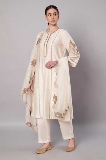 Doux Amour_Ivory Chanderi Round Neck Breeze Trail Floral Embroidered Kurta Set _at_Aza_Fashions