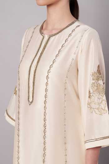 Buy_Doux Amour_Ivory Chanderi Round Neck Breeze Trail Floral Embroidered Kurta Set 
