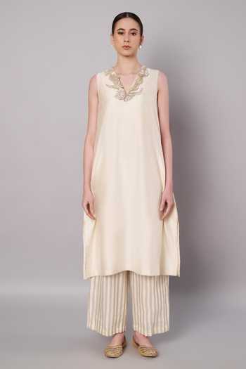 Buy_Doux Amour_Ivory Chanderi, Tissue V-neck, Yes Bloom Embroidered Kurta And Pant Set _Online_at_Aza_Fashions