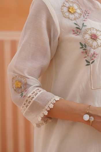 Buy_OMI_Off White Chanderi, Cotton Satin Embroidery Split V-neck, Yes Mul Kurta Set 