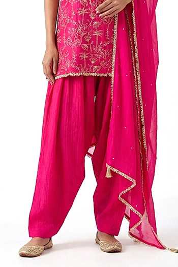 Basanti Kapde aur Koffee_Pink Organza, Chanderi V-neck, Yes Zari Work Kurta Set _Online_at_Aza_Fashions