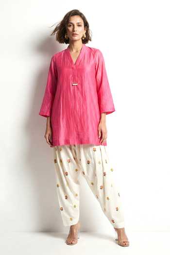 Basanti Kapde aur Koffee_Pink Chanderi V-neck Kurta And Salwar Set _Online_at_Aza_Fashions