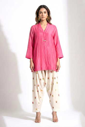 Buy_Basanti Kapde aur Koffee_Pink Chanderi V-neck Kurta And Salwar Set _Online_at_Aza_Fashions