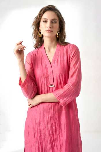 Basanti Kapde aur Koffee_Pink Chanderi V-neck Kurta And Salwar Set _at_Aza_Fashions