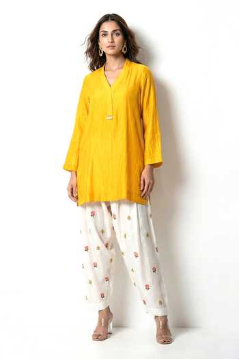 Basanti Kapde aur Koffee_Yellow Chanderi V-neck Kurta And Salwar Set _Online_at_Aza_Fashions