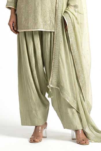 Basanti Kapde aur Koffee_Green Organza, Chanderi, Viscose V-neck, Yes Embroidered Kurta Set _Online_at_Aza_Fashions