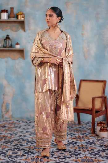 Buy_Ajiesh Oberoi_Gold Georgette, Jacquard, Lurex V-neck Surkh Glow Mettalic Pattern Kurta Set _Online_at_Aza_Fashions