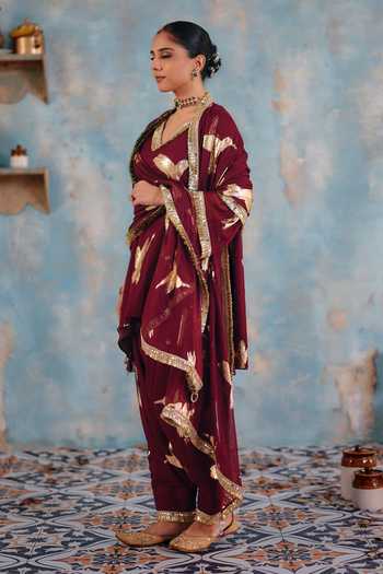 Ajiesh Oberoi_Gold Georgette, Jacquard, Lurex V-neck Mehnaz Bird Pattern Kurta Set _at_Aza_Fashions