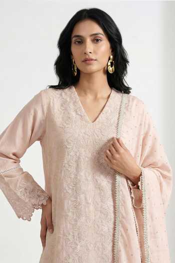 Basanti Kapde aur Koffee_Peach Cotton, Chanderi Embroidery V-neck, Yes Trimmed Hem Kurta Set _Online_at_Aza_Fashions