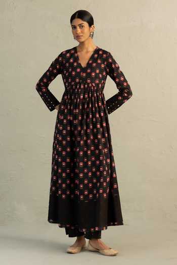Shop_Charkhee_Black Cotton, Chanderi V-neck Phool Print Anarkali Set 