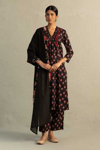 Charkhee_Black Cotton, Chanderi V-neck Phool Print Kurta Set _Online_at_Aza_Fashions