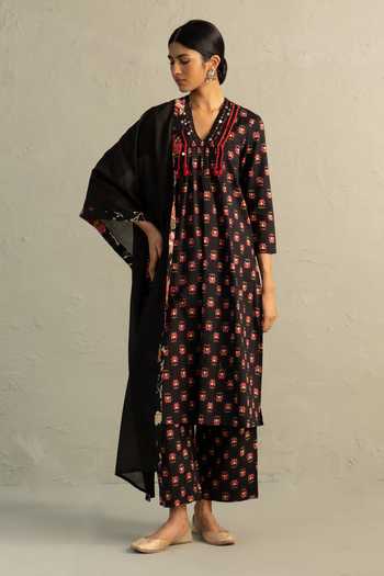 Shop_Charkhee_Black Cotton, Chanderi V-neck Phool Print Kurta Set _Online_at_Aza_Fashions