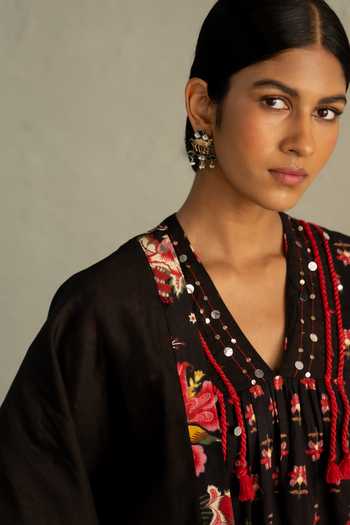 Charkhee_Black Cotton, Chanderi V-neck Phool Print Kurta Set _at_Aza_Fashions