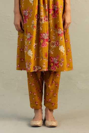 Charkhee_Yellow Cotton, Chanderi Round Neck Phool Print Kurta Set _Online_at_Aza_Fashions