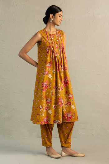 Charkhee_Yellow Cotton, Chanderi Round Neck Phool Print Kurta Set _at_Aza_Fashions