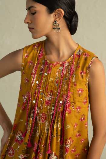 Shop_Charkhee_Yellow Cotton, Chanderi Round Neck Phool Print Kurta Set 