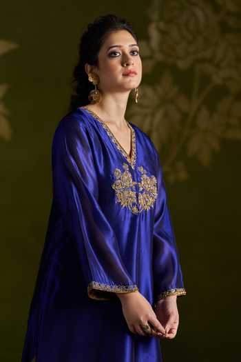 Buy_Almaari By Pooja Patel_Blue Silk, Organza V-neck Romisha Kurta Set _Online_at_Aza_Fashions