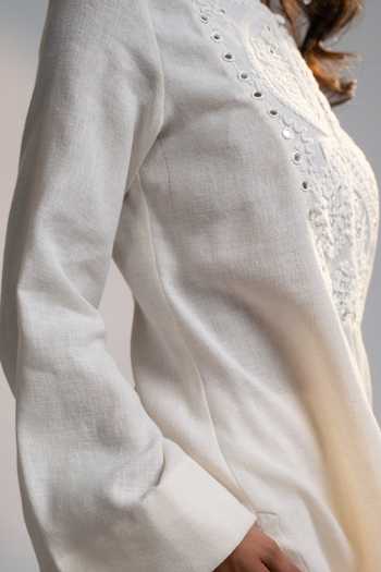 Style Junkiie_White Linen V-neck Summer Mirror Kurta And Farsi Pant Set _at_Aza_Fashions