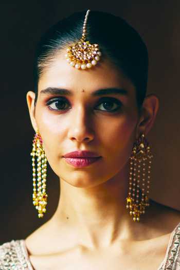 Buy_MAISARA JEWELRY_Gold Plated Pearl And Jadau Embellished Maangtikka _Online_at_Aza_Fashions