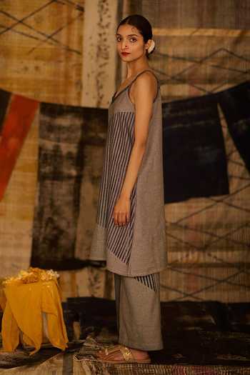 Banana Labs_Blue Denim V-neck, Yes Printed Kurta And Pant Set _at_Aza_Fashions