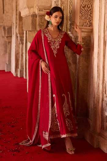 Buy_Charu And Vasundhara_Red Silk, Taffeta V-neck Tivisha Paisley Embroidered Anarkali Set _Online_at_Aza_Fashions