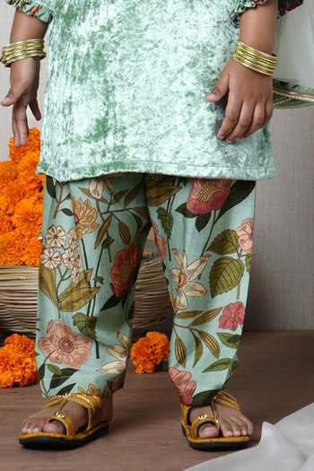 Buy_Poochkie_Green Velvet Daneen Embroidered Kurta Set _Online_at_Aza_Fashions