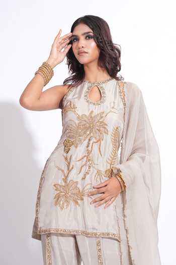 Shruti S_Grey Silk, Kota Doria Keyhole Neck, Yes Hand Work Kurta Set _at_Aza_Fashions