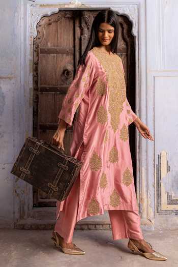 Charu Makkar_Pink Silk Round Neck, Yes Mehrunisa Embroidered Kurta And Pant Set _at_Aza_Fashions