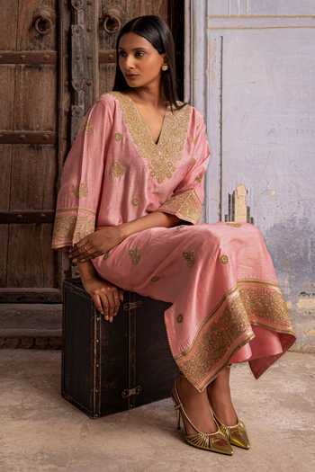 Buy_Charu Makkar_Pink Silk V-neck, Yes Hira Embroidered Kurta And Pant Set 