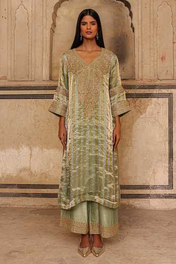 Buy_Charu Makkar_Green Organza, Tissue, Silk V-neck Fariya Embroidered Kurta Set 