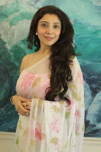 Geroo Jaipur_White Chiffon Off-shoulder Handpainted Pre-draped Saree And Blouse Set _at_Aza_Fashions