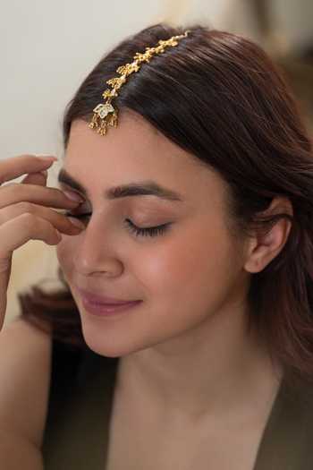 Buy_Do Taara_Gold Plated Reena Kundan Maangtikka _Online_at_Aza_Fashions