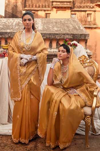 Buy_Geroo Jaipur_Gold Tissue, Brocade Zari, Embroidery V-neck Saree Set 