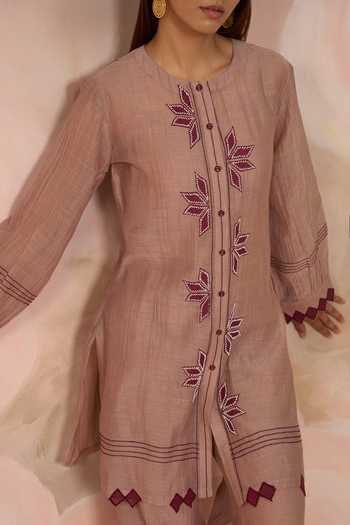Buy_Kahani Lush_Grey Chanderi Round Neck Hand Embroidered Kurta And Pant Set 