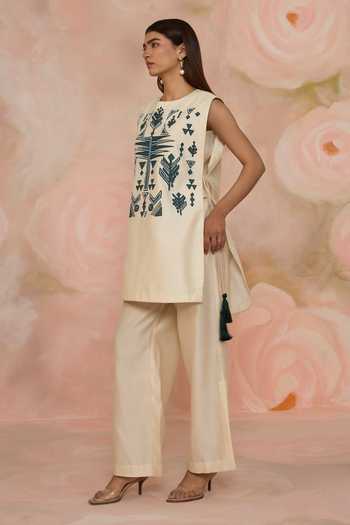 Buy_Kahani Lush_White Chanderi Round Neck, Yes Hand Embroidered Straight Kurta And Pant Set _Online_at_Aza_Fashions