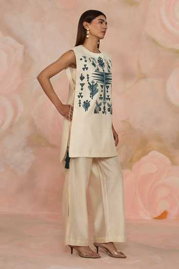 Kahani Lush_White Chanderi Round Neck, Yes Hand Embroidered Straight Kurta And Pant Set _at_Aza_Fashions