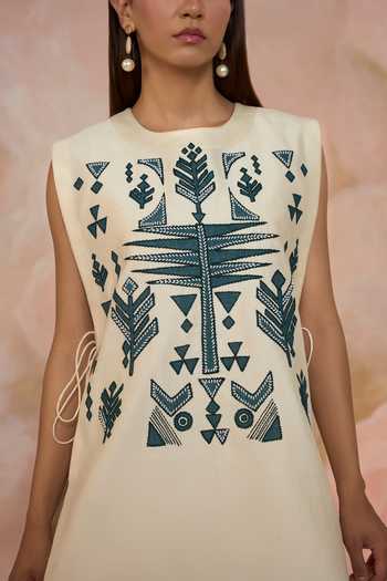 Buy_Kahani Lush_White Chanderi Round Neck, Yes Hand Embroidered Straight Kurta And Pant Set 