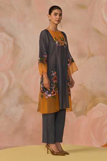 Kahani Lush_Grey Cotton Round Neck, Yes Hand Embroidered Kurta Set _at_Aza_Fashions