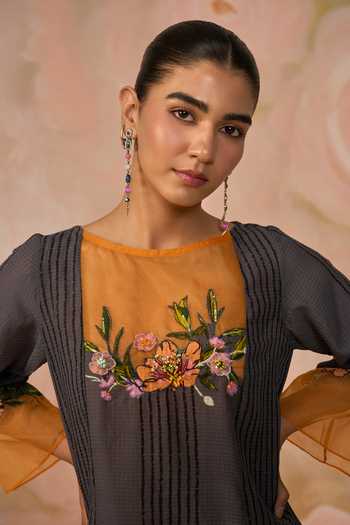 Shop_Kahani Lush_Grey Cotton Round Neck, Yes Hand Embroidered Kurta Set 