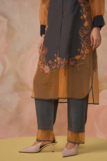 Kahani Lush_Grey Cotton Split V-neck, Yes Hand Embroidered Kurta Set _at_Aza_Fashions