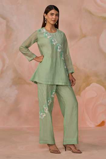 Kahani Lush_Green Chanderi Round Neck, Yes Hand Embroidered Kurta And Pant Set _Online_at_Aza_Fashions