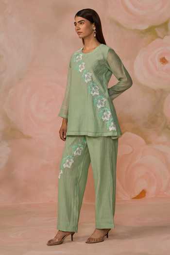 Shop_Kahani Lush_Green Chanderi Round Neck, Yes Hand Embroidered Kurta And Pant Set _Online_at_Aza_Fashions